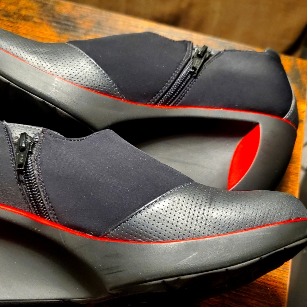 Naot zip wedge with killer red pops. Size 38 us 7